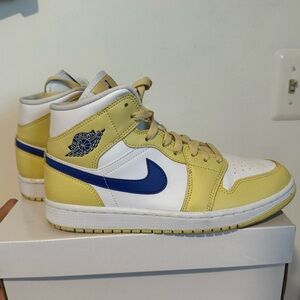 Woman’s Nike Sneakers